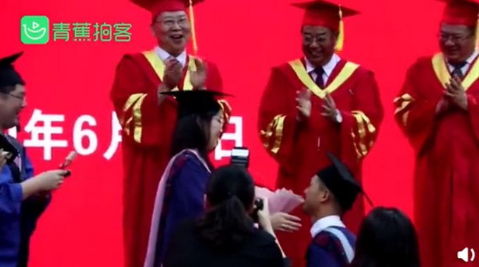 推荐高校毕业典礼上男生向女友求婚，网友：校领导一脸姨母笑+海豹式鼓掌