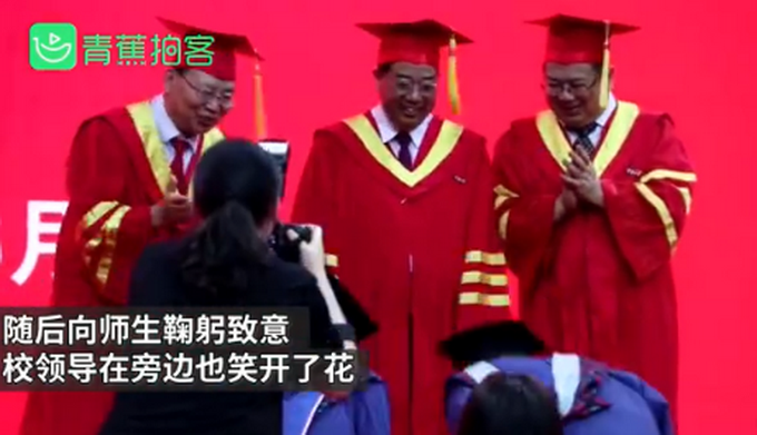 推荐高校毕业典礼上男生向女友求婚，网友：校领导一脸姨母笑+海豹式鼓掌
