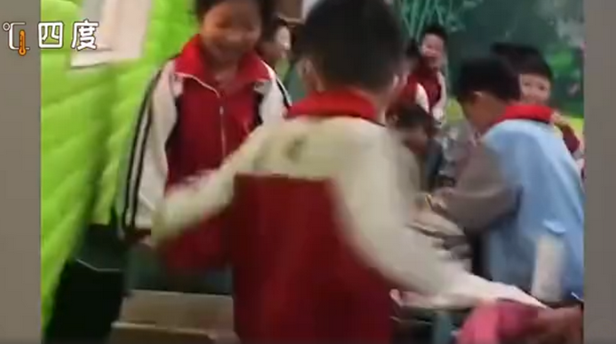 推荐当体育老师走进教室的那一刻，学生瞬间沸腾，网友：太真实了