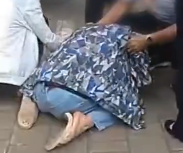 逃犯逃犯被押解途中，对父母跪地失声痛哭，老父亲默默流泪