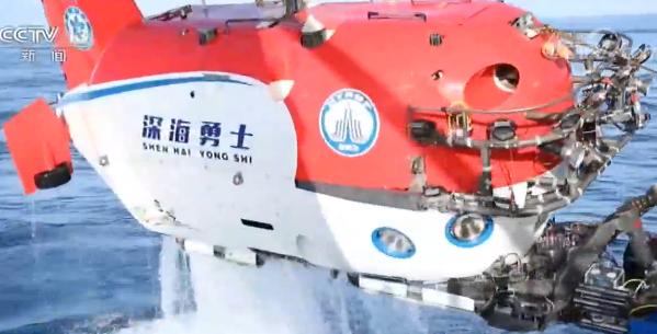 潜水器万米载人潜水器首艘支持保障母船“探索二号”科考船昨日启航