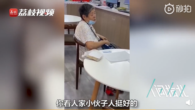 销售员帮老人下歌获21台电脑订单，网友：好人有好报！