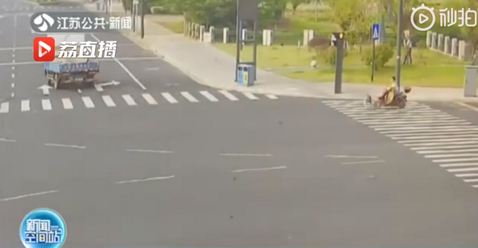 推荐遛狗不拴绳，哈士奇闯红灯撞翻电动车狗主人全责