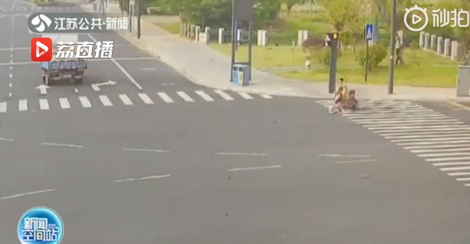 推荐遛狗不拴绳，哈士奇闯红灯撞翻电动车狗主人全责