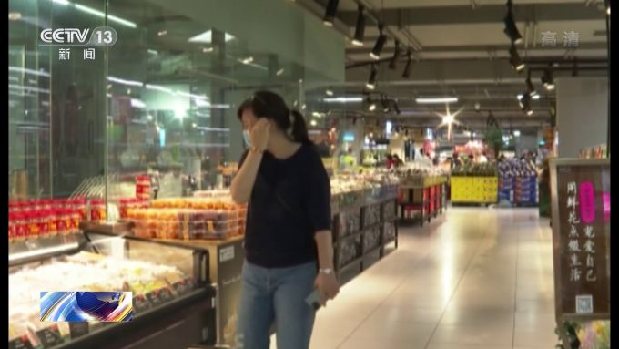 线上购物疫情防控期间，直播带货、无接触配送等新消费模式渐被认可