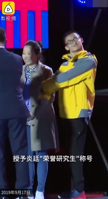 推荐脑瘫小伙旁听9年读到博士！高考选择题总分280分，他考了262分