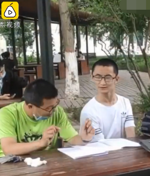推荐脑瘫小伙旁听9年读到博士！高考选择题总分280分，他考了262分