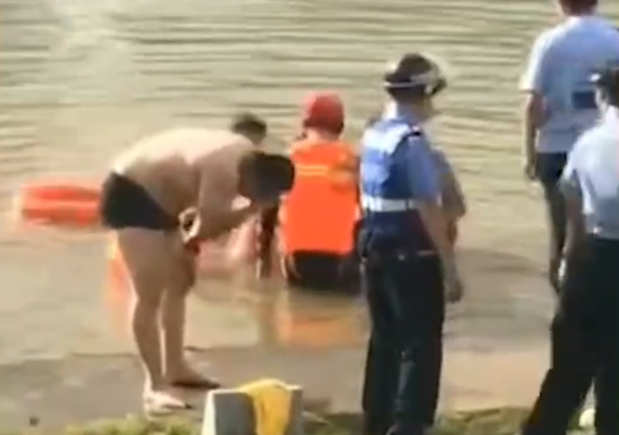 溺亡6岁男孩溺亡，父亲下跪嘶吼求救画面令人心痛，愿悲剧不再重现