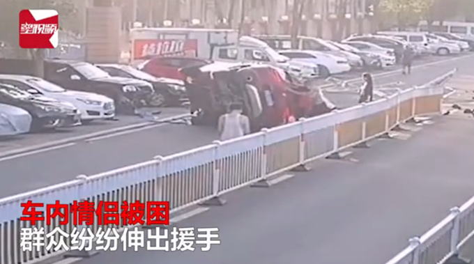 奇葩情侣酒驾翻车热心群众被救出，之后一幕令人意想不到，网友怒了