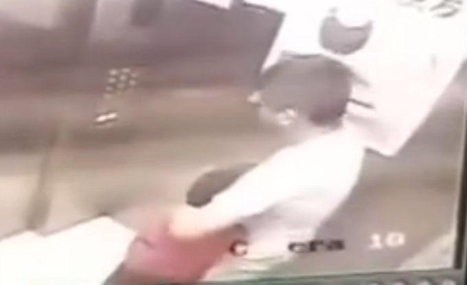 殴打成都殴打8岁男童17岁嫌疑人已被刑拘，地下室暴打两小时