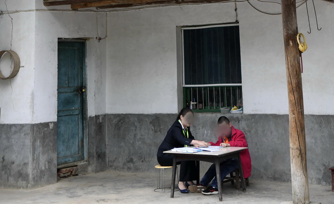 留守儿童缺乏关爱？法律拟规定家长至少每月联系一次