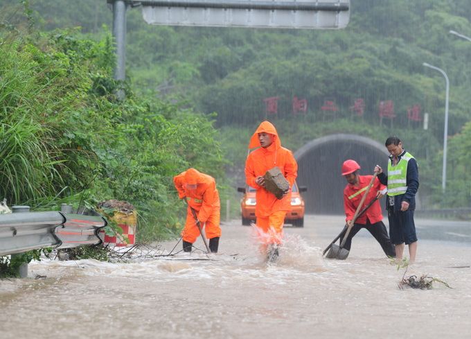 暴雨重庆17个区县出现暴雨，最大日降雨量达185.0毫米
