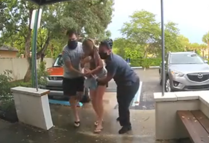 孕妇美国孕妇医院停车场站着产子，网友：目瞪口呆