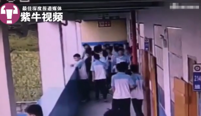 热点广西初中生将同学抱起扔下4楼，检方建议量刑5-10年