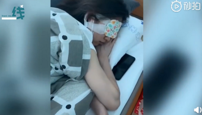 老公住院老婆躺病床上敷面膜，男子无奈：要是她不来可能早好了