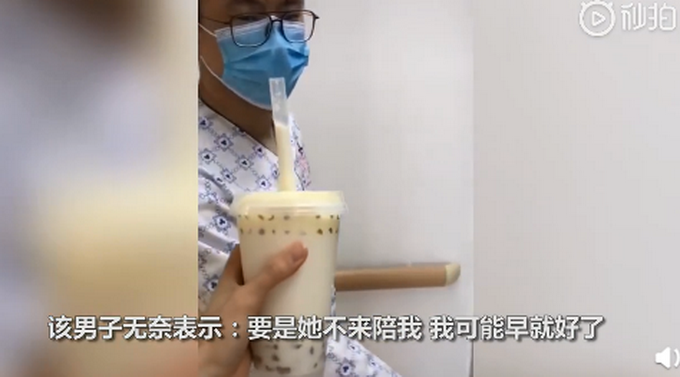 老公住院老婆躺病床上敷面膜，男子无奈：要是她不来可能早好了