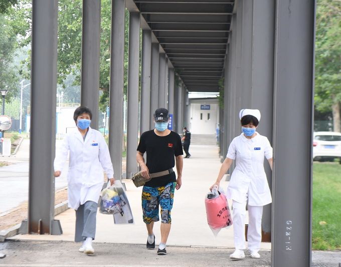 北京疫情北京新发地疫情首例治愈患者出院！发现早、心态好、配合度高很重要