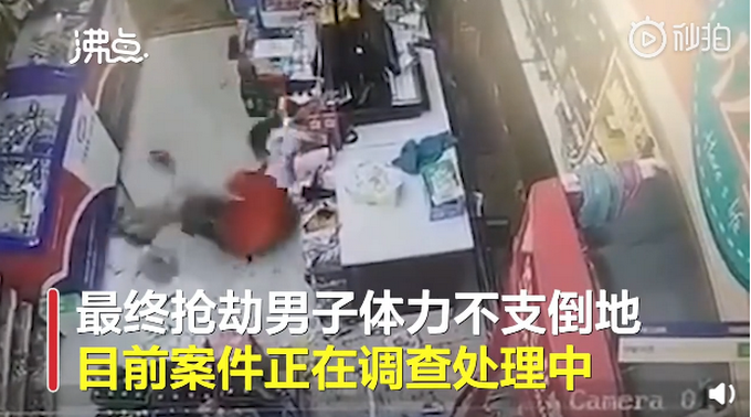 推荐10秒内9次爆头！男子抢劫被店员用4个酒瓶砸懵，最终体力不支倒地