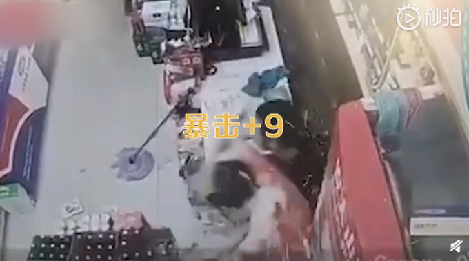 男子抢劫被店员用4个酒瓶砸懵，10秒内9次爆头！