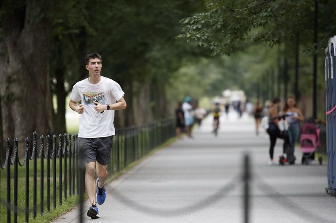 美国大学疫情让美国大学城受“全方位打击”，成了“最萧条”场所