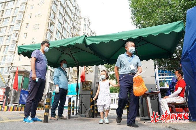 封闭小区|小区出入口继续查证验码登记，快递人员健康宝扫码登记“未见异常”可进入