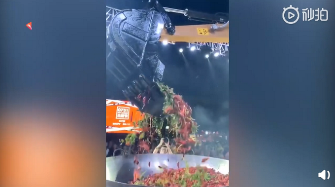 小龙虾女子开挖掘机炒300斤小龙虾，5分钟被抢光！网友：蓝翔毕业的？