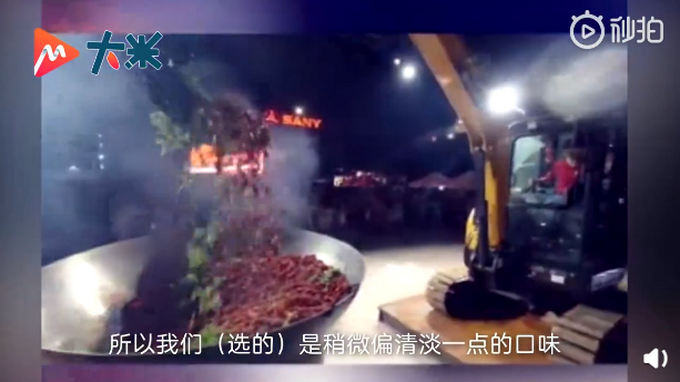 小龙虾女子开挖掘机炒300斤小龙虾，5分钟被抢光！网友：蓝翔毕业的？