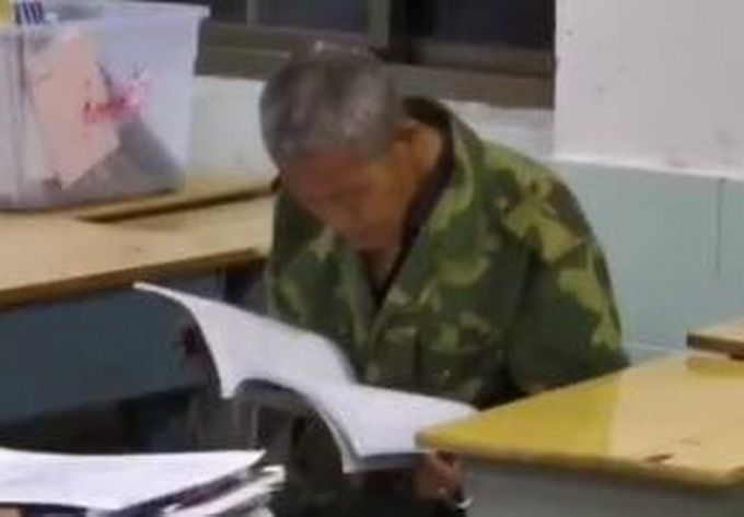 热点教室看书老爷爷收到网友寄的书，笑得好开心