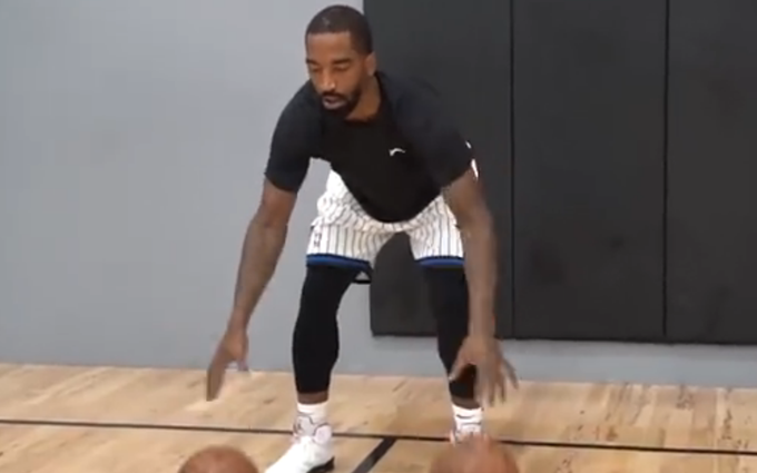 JR史密斯湖人正式签下JR史密斯，詹姆斯：兄弟，我们像从未分开过一样