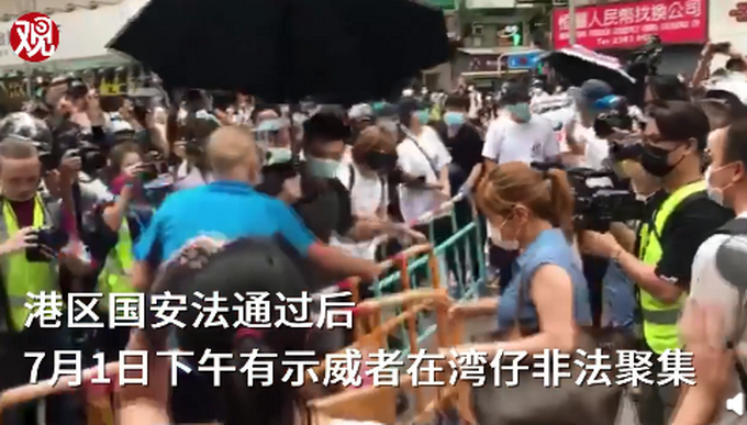 推荐外国男子不惧香港示威者威胁，淡定清理路障，港警赶到后结局引起舒适