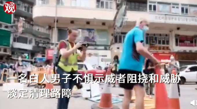 推荐外国男子不惧香港示威者威胁，淡定清理路障，港警赶到后结局引起舒适