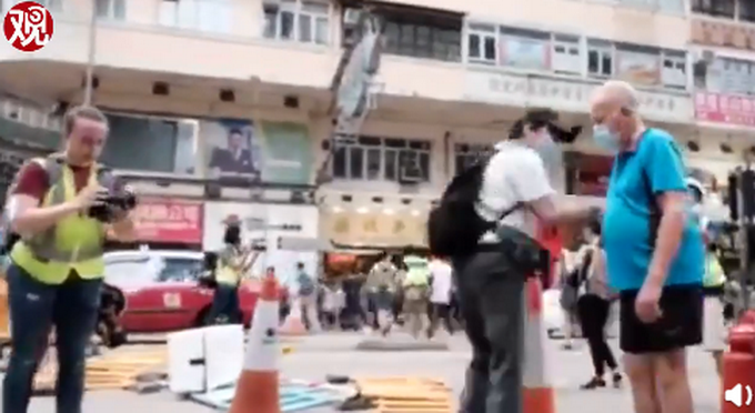 推荐外国男子不惧香港示威者威胁，淡定清理路障，港警赶到后结局引起舒适