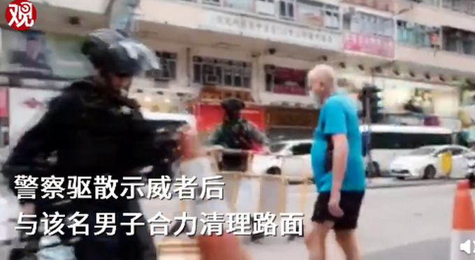 推荐外国男子不惧香港示威者威胁，淡定清理路障，港警赶到后结局引起舒适