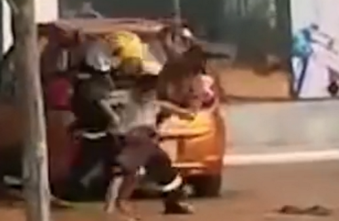 推荐一精神病男子持刀劫持6岁男童，消防员以头挡刀！画面曝光，头盔伤痕累累