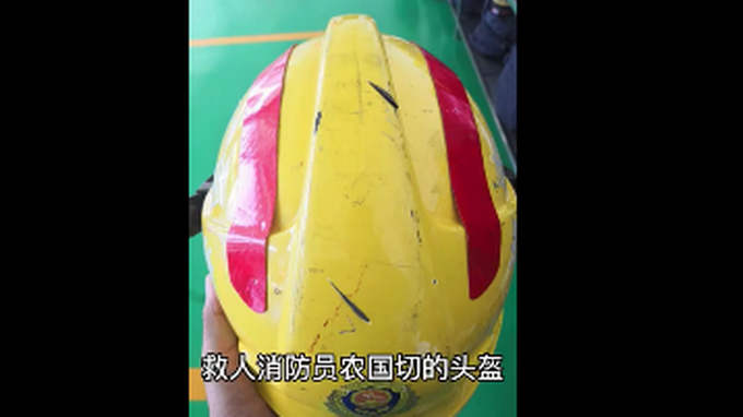 推荐一精神病男子持刀劫持6岁男童，消防员以头挡刀！画面曝光，头盔伤痕累累