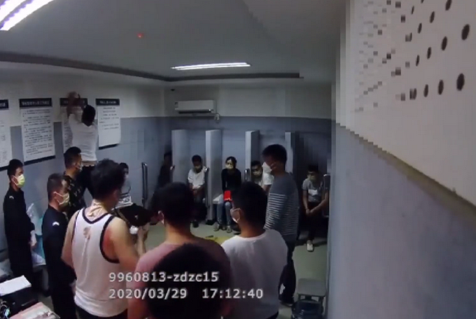 民警乔装送快递，开门一瞬间，一把刀刺了过来！