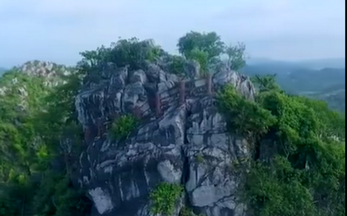 《隐秘的角落》带火六峰山，景区人员称有护栏很安全！网友：爬山吗？
