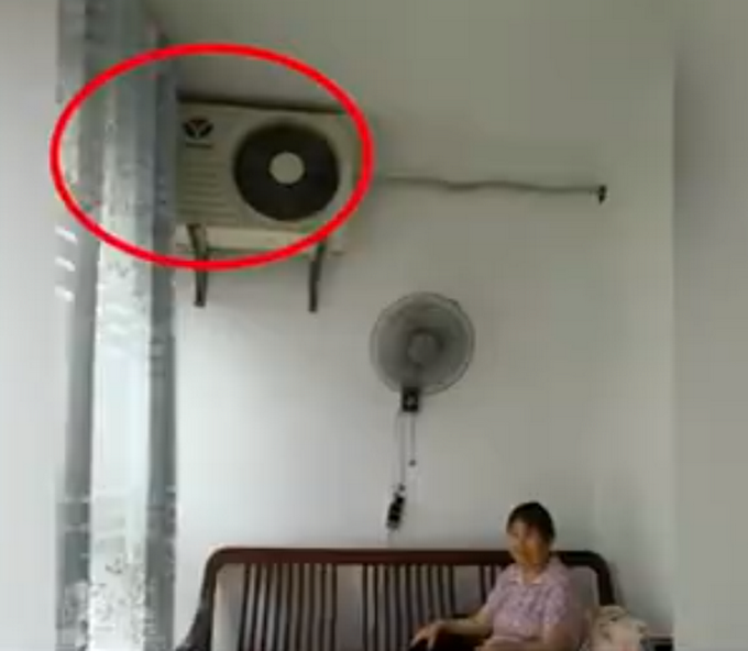 推荐安装工给奶奶安空调把外机装客厅，网友：有没有良心