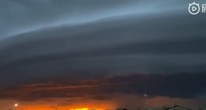 推荐美国出现巨型圆盘状陆架云，似巨型外星飞船 网友：还挺好看的