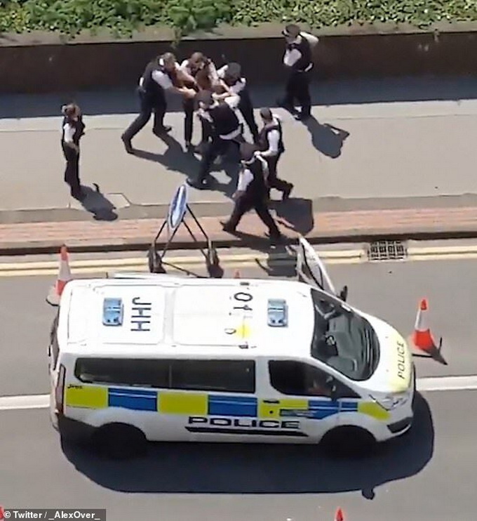 伦敦伦敦再现暴力执法，8名白人警察“围打”1名黑人