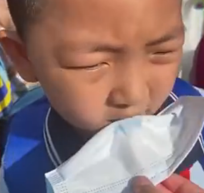 小学生口罩绳断裂坚持咬着戴，老师：你咋不吭声呢？