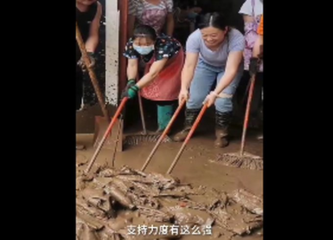 数百市民自发清理被淹中学，从早到晚还通宵，网友：一切为了孩子！