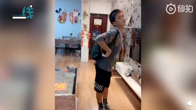 男孩获奖跳舞进门豪横扔奖状，全身都散发着嘚瑟的气息，动作搞笑