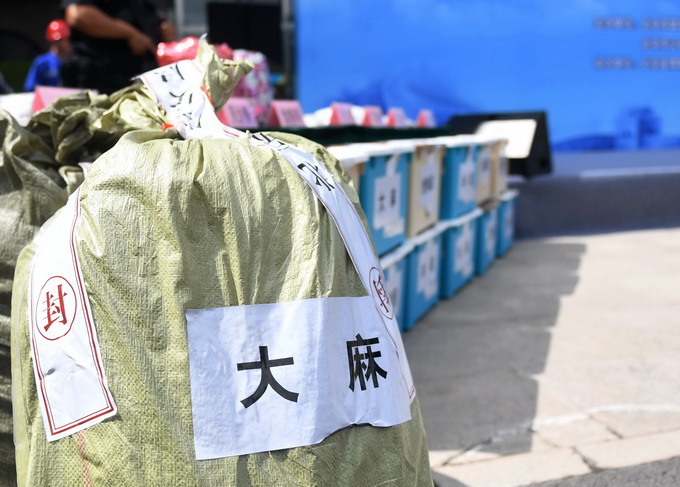 三个年轻人沾毒的荒唐事：28岁的她竟然怂恿母亲用毒品“治病”