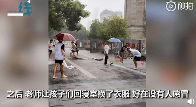 推荐学生雨中搞卫生场面逐渐失控，网友笑了：这才是青春该有的样子