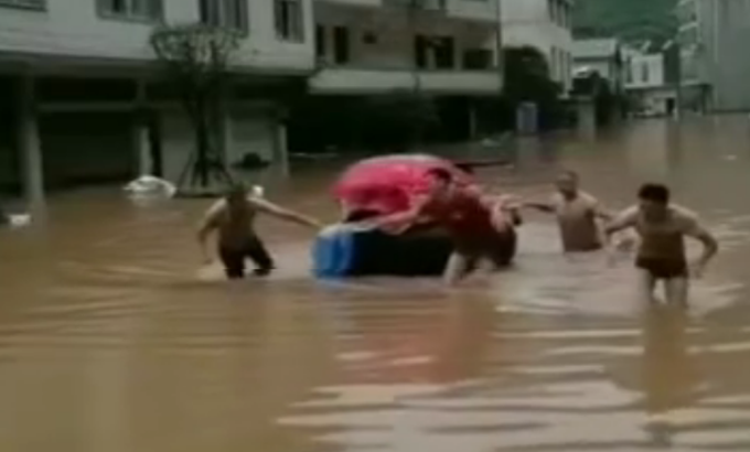 洪水孕妇洪水中转移途中产子，取名“水生”，网友送祝福