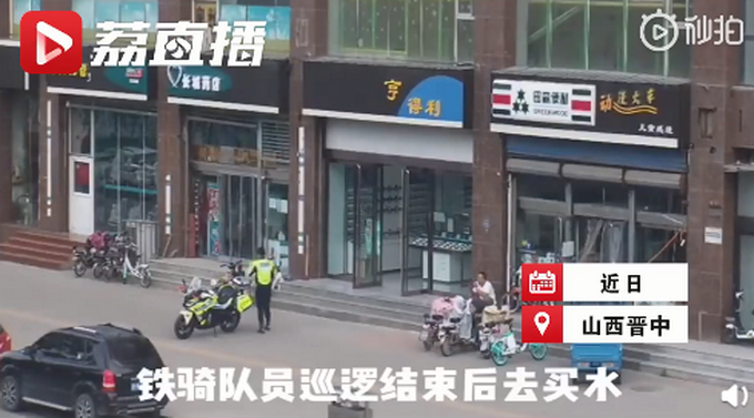 停车去买水后，交警遇情侣借车拍照忙回避！网友：小哥差点被呛到