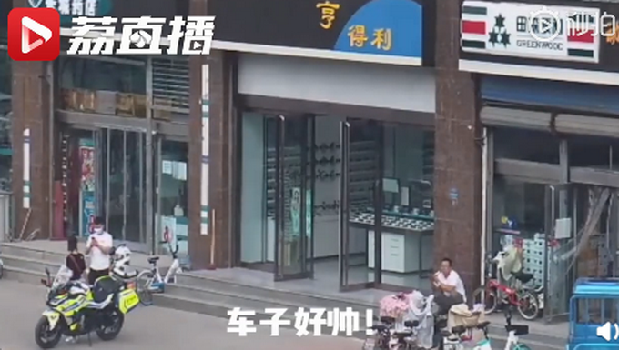 停车去买水后，交警遇情侣借车拍照忙回避！网友：小哥差点被呛到