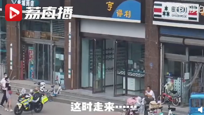 停车去买水后，交警遇情侣借车拍照忙回避！网友：小哥差点被呛到