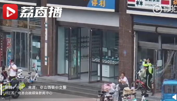 停车去买水后，交警遇情侣借车拍照忙回避！网友：小哥差点被呛到